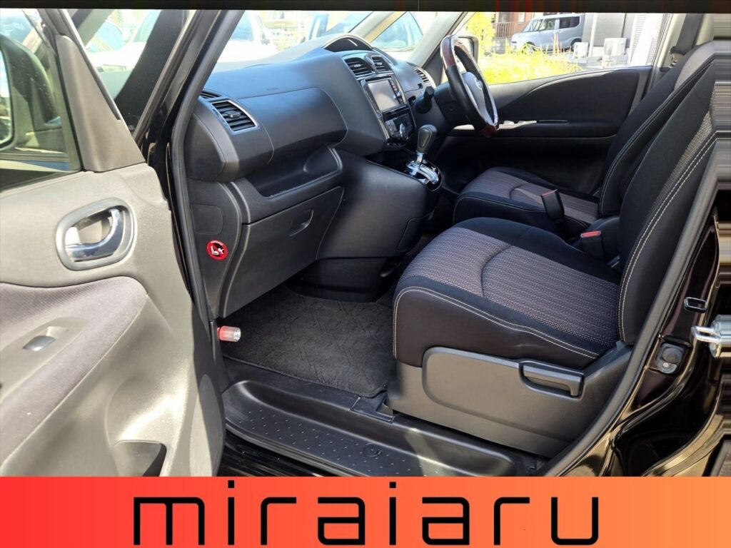 日産 セレナ ハイウェイスターG S-HVアドバンスセーフティ 写真 32枚目